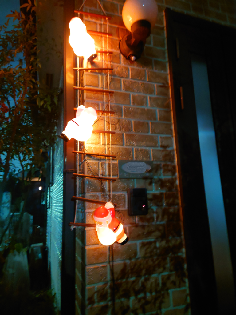 クリスマス屋外サンタイルミネーション